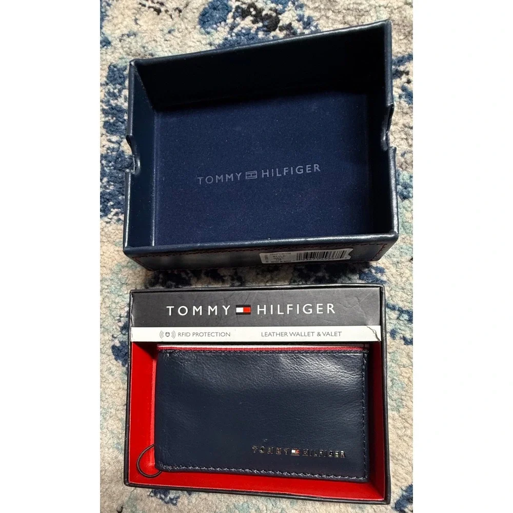 Tommy Hilfiger Men's Leather RFID Wallet & Valet Gift Set‎ (Navy/Red trim)